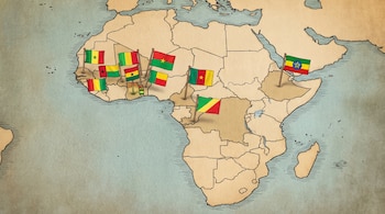 Mapa del continente africano dibujado a mano con fronteras de países, y diez banderas de África sobre mástiles, con colores verde, amarillo y rojo.