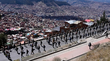 El gobierno de Bolivia inició una operación policial y militar para levantar los bloqueos de carreteras