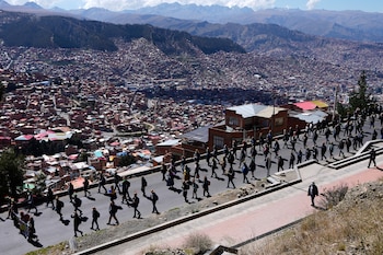 Mineros artesanales marchan durante una protesta para exigir acceso a zonas mineras ampliadas en La Paz, Bolivia, el jueves 14 de mayo de 2026 (AP Foto/Juan Karita)