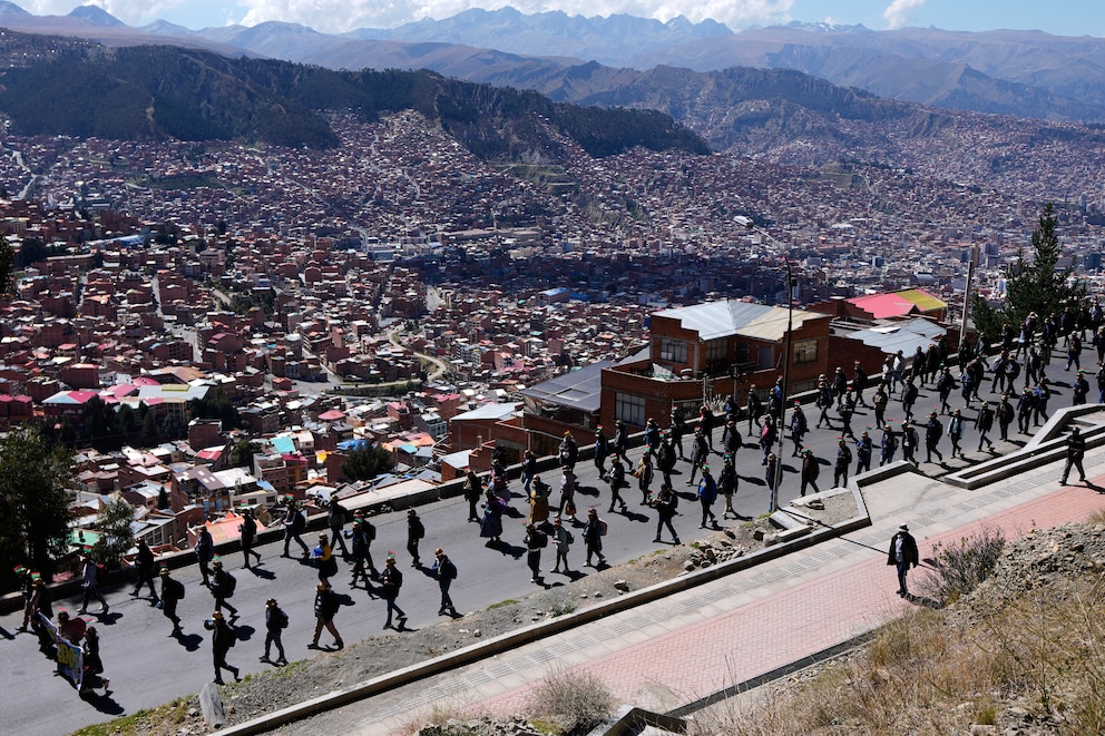 El gobierno de Bolivia inició una operación policial y militar para levantar los bloqueos de carreteras El gobierno de Bolivia inició una operación policial y militar para levantar los bloqueos de carreteras
