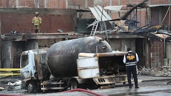 Un oficial policial inspecciona el