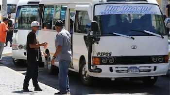 Gobierno promete saldar deuda con transportistas y sector urbano da tregua a posibles aumentos