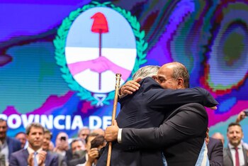 Alberto Fernández abraza a Juan