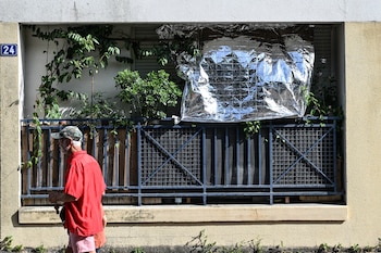 Un hombre camina frente a una ventana cubierta con una manta térmica en Nantes, oeste de Francia, el 23 de junio de 2026, durante la ola de calor que golpea a Europa. (Foto Sebastien Salom-Gomis/AFP)