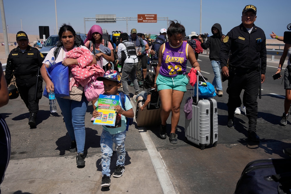 Perú impedirá que migrantes intenten cruzar la frontera sin la documentación requerida Perú impedirá que migrantes intenten cruzar la frontera sin la documentación requerida