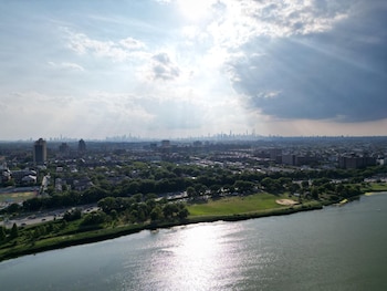 La designación de Flushing Meadows redistribuye el flujo de visitantes más allá de Manhattan y fortalece el perfil internacional del borough.