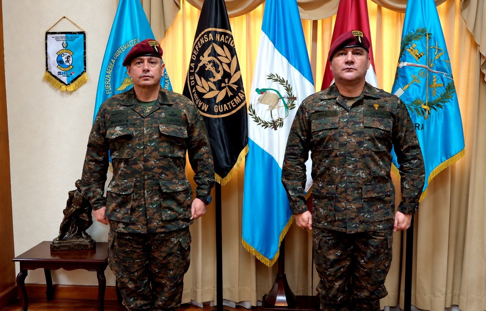 Las autoridades de Defensa formalizaron el relevo del jefe del Estado Mayor y del comandante de la Segunda Brigada de Infantería. (Ejército de Guatemala)