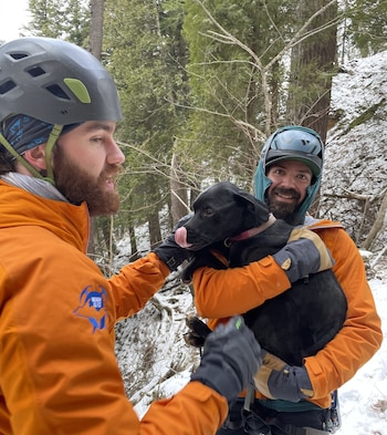 Miembros del SHARP acudieron al rescate de Dancer. (Facebook/Pictured Rocks National Lakeshore)
Perros, animales, mascotas, labrador, rescate animal