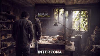 Portada del libro Otra vida con un hombre de espaldas frente a una mesa llena de papeles y fotografías en un taller iluminado.