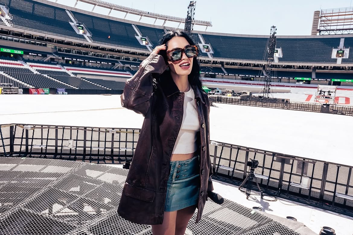 Lali Espósito probó sonido con el micrófono en mano en el escenario vacío del Monumental, con las tribunas de River Plate de fondo.