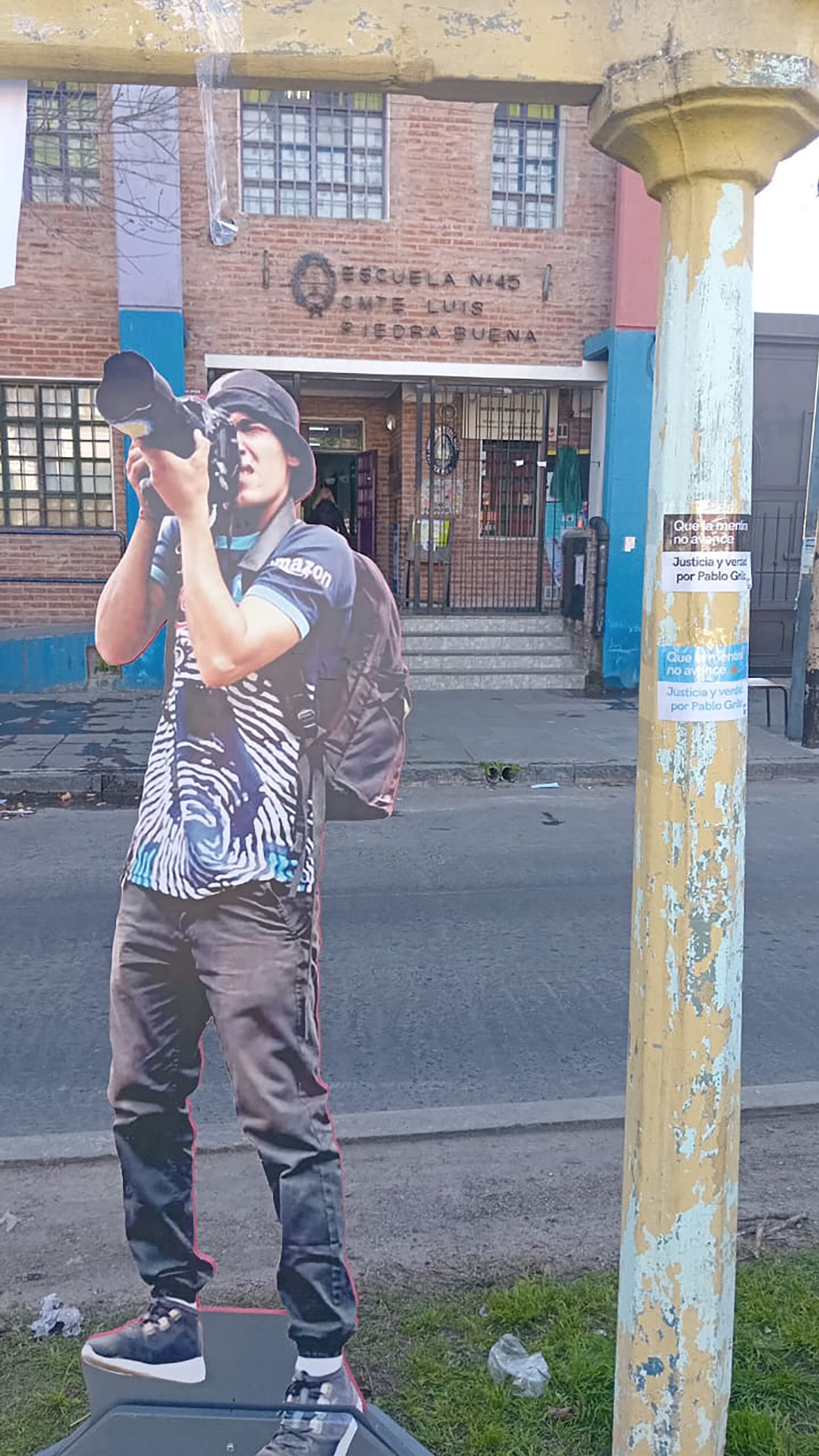 La imagen de Pablo Grillo, en la escuela donde votaría.