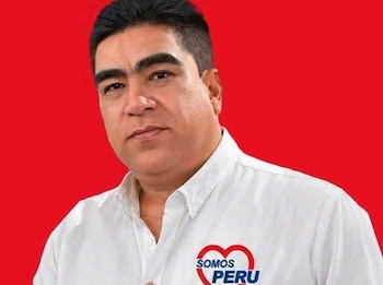 Retrato de Juan Enrique Mendoza Uribe vistiendo una camisa blanca con el logotipo del partido Somos Perú sobre un fondo de color rojo