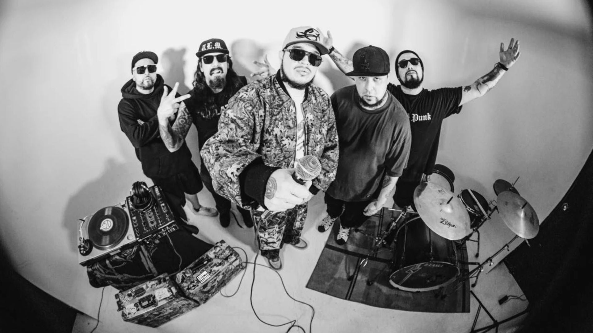 La banda mexicana estrenó el tema junto al rapero sonorense tras una amistad compartida con el tornamesista DJ Paxil y una historia común en el hip hop nacional. (Facebook Todos los Muertos)