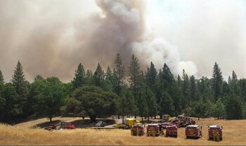 Bomberos combatiendo el incendio de