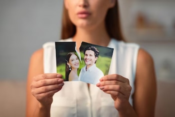 Chica rompiendo foto con su