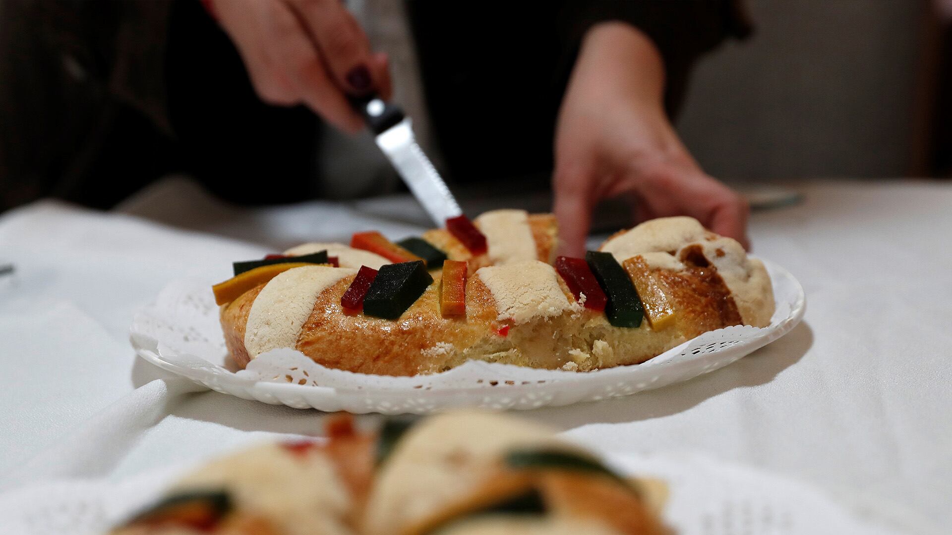 Una rosca de reyes decorada con frutas cristalizadas y el muñeco del niño Jesús oculto.
Foto:
EFE