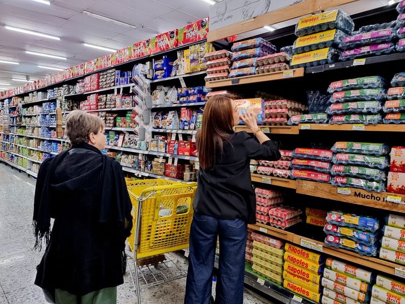 Confianza del consumidor arrancó 2026 con freno leve, pero la intención de compra de vivienda y vehículos se desploma