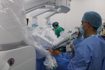 La primera telecirugía realizada en Panamá permitió que cirujanos ubicados en la Ciudad de la Salud operaran a un paciente en Chiriquí, a una distancia de 440 kilómetros. Cortesía CSS