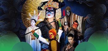 Seis personas vestidas con trajes tradicionales y maquillaje teatral. Algunos sostienen bastones. Fondo oscuro con nubes doradas y azules. Banda verde inferior