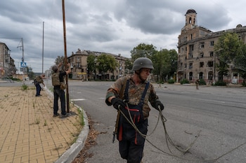 Militares ucranianos reparan una red antidrones dañada en la localidad de Druzhkivka, región de Donetsk, en la zona de combate (25 de julio de 2026, Iryna Rybakova/93.ª Brigada Mecanizada de Ucrania vía AP).
