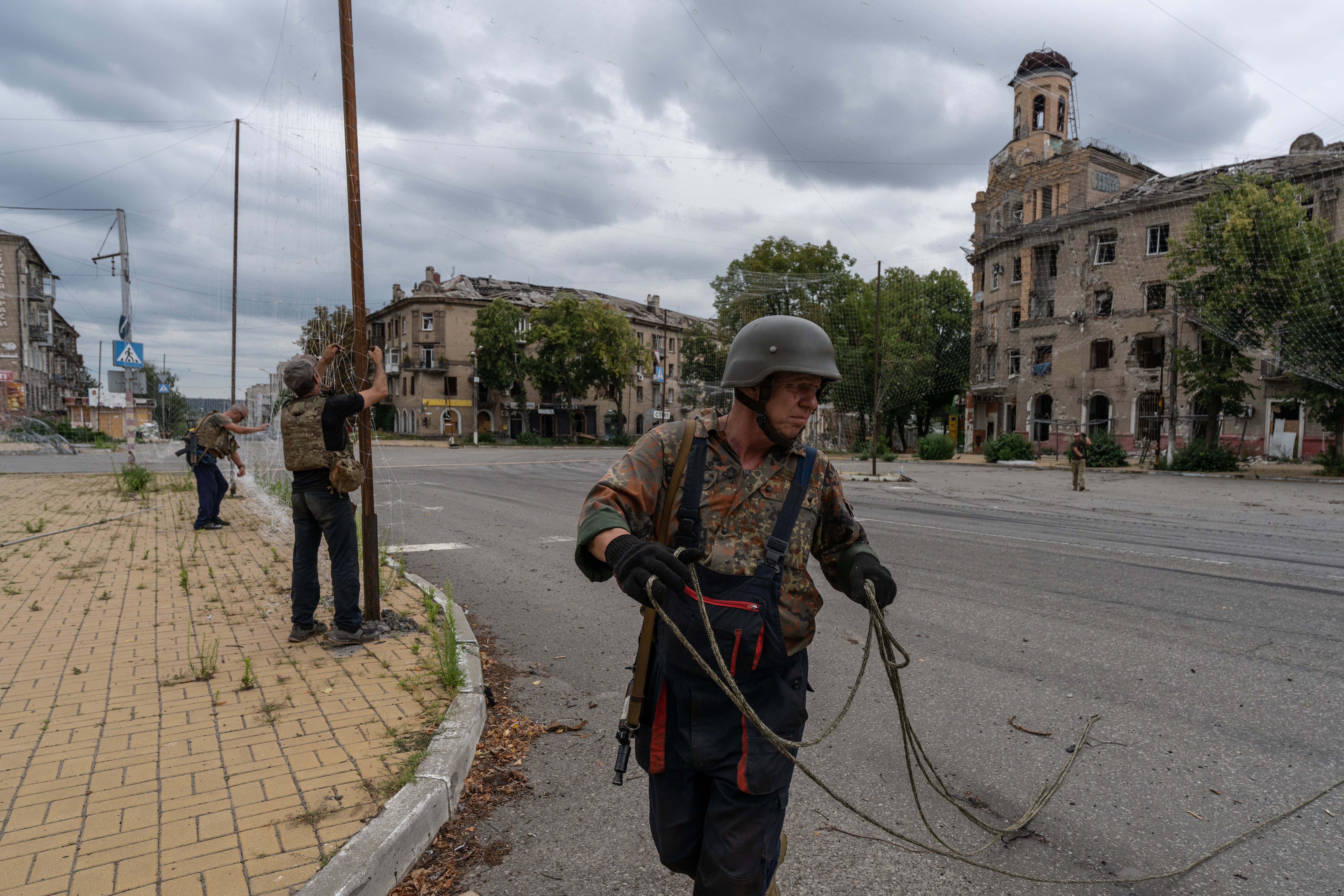 Militares ucranianos reparan una red antidrones dañada en la localidad de Druzhkivka, región de Donetsk, en la zona de combate (25 de julio de 2026, Iryna Rybakova/93.ª Brigada Mecanizada de Ucrania vía AP).