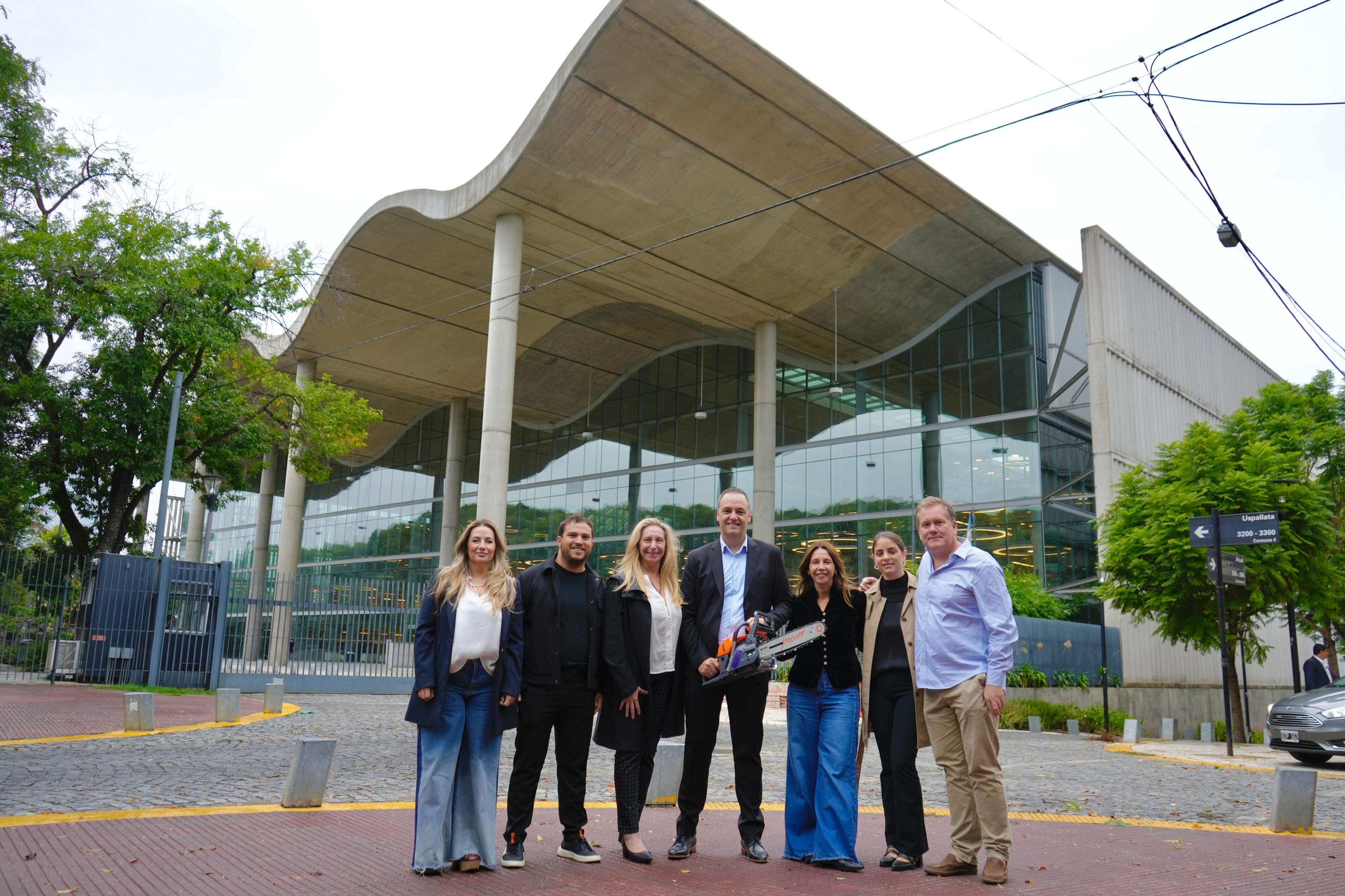 La postal de Manuel Adorni con una motosierra frente a la sede del Ejecutivo porteño