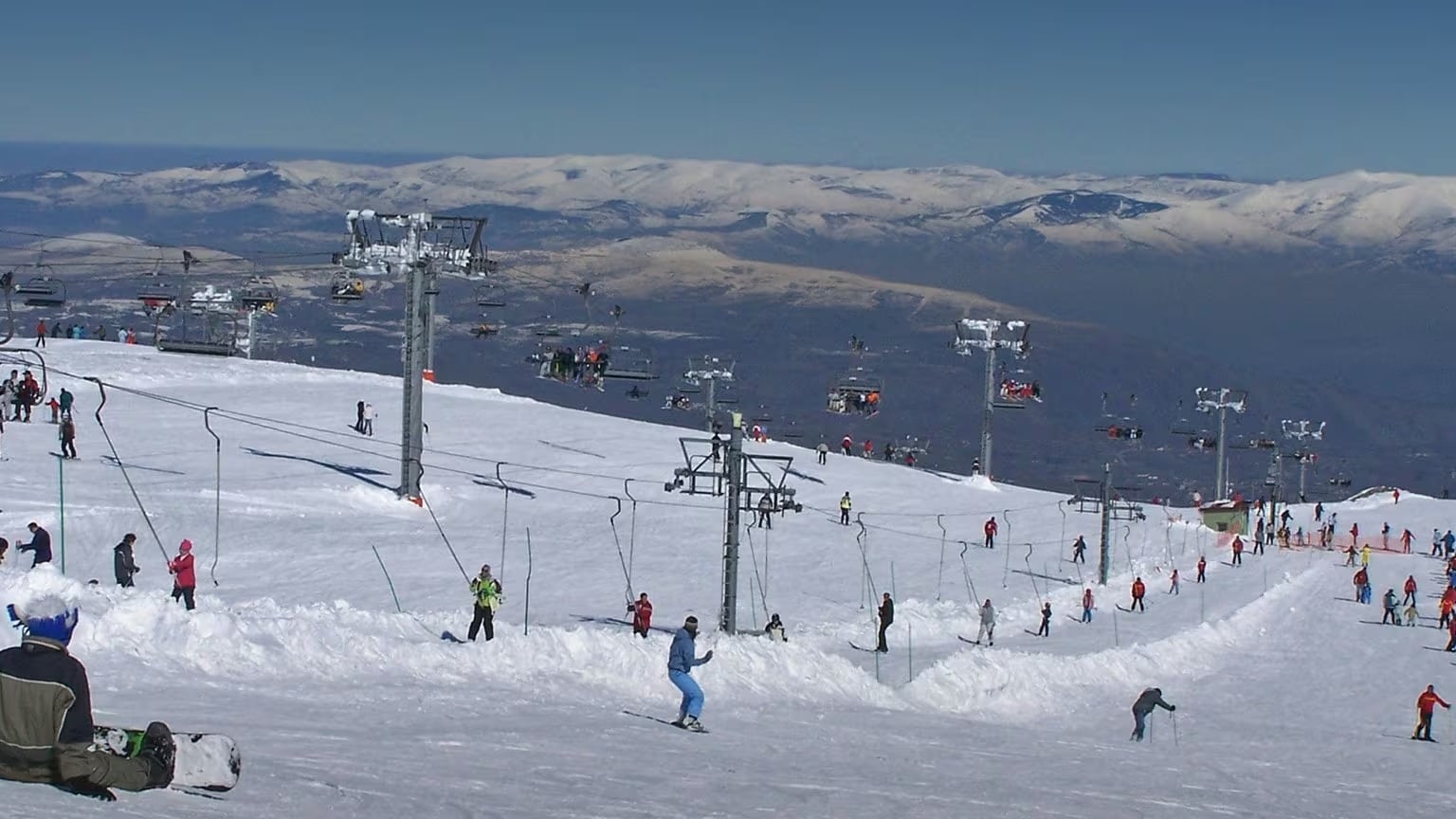 La estación de esquí de Manzaneda, ubicada en uno de los mejores entornos naturales de Galicia, con más de 15 kilómetros esquiables y 23 pistas