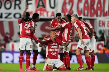 Los jugadores de Independiente Santa Fe celebran tras vencer a River Plate por penales en la Copa Sudamericana, el miércoles 26 de agosto de 2026 (AP Foto/Gustavo Garello)