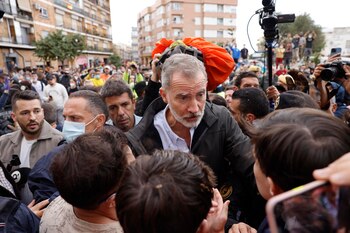 Las imágenes de la bronca en Paiporta: del barro en la cara de Letizia al coche destrozado de Pedro Sánchez - Infobae