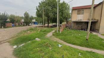 Rescatan a una mujer encerrada por su pareja mientras sus hijos lloraban en la vereda, el hombre fue detenido