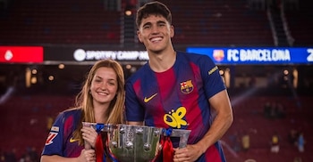 El posado con el trofeo de Pau Cubarsí y Martina