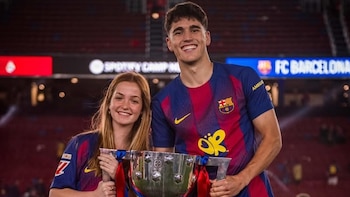 La discreta historia de amor de Pau Cubarsí y Martina Riera: de viajes secretos a Grecia a celebrar en el Mundial 2026