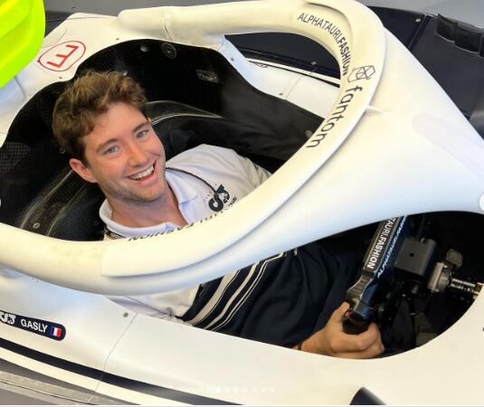 Gregorio sobre uno de los autos (@grego.mandrini)