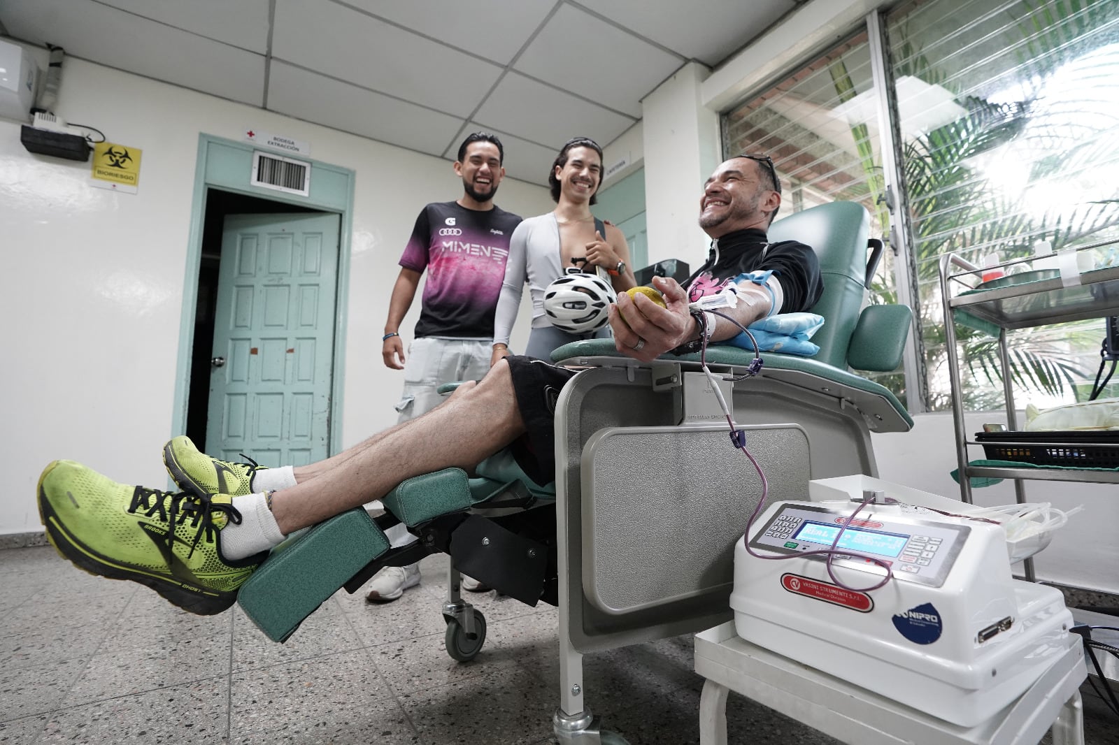 Los ciclistas urbanos pedalearon hasta la Cruz Roja Salvadoreña para donar sangre y reforzar las reservas antes de las fiestas agostinas. (Foto: Cruz Roja Salvadoreña)