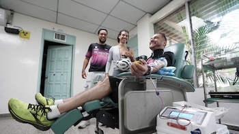 Ruedas solidarias: ciclistas urbanos donan sangre en la Cruz Roja Salvadoreña
