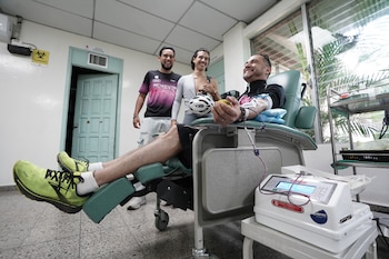 Los ciclistas urbanos pedalearon hasta la Cruz Roja Salvadoreña para donar sangre y reforzar las reservas antes de las fiestas agostinas. (Foto: Cruz Roja Salvadoreña)