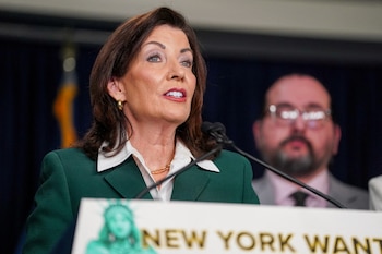 Hochul afirmó que USD 67 millones volverán este año a los bolsillos de neoyorquinos alcanzados por la exención sobre propinas (REUTERS/David Dee Delgado)