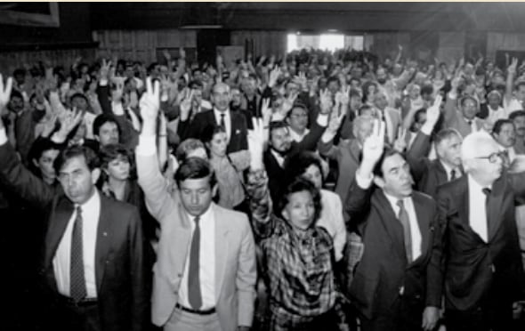 Con el ingeniero Cuauhtémoc Cárdenas y el ingenieroHeberto Castillo, AMLO fundó el PRD el 5 de mayo de 1989. (Foto: Esto Soy)