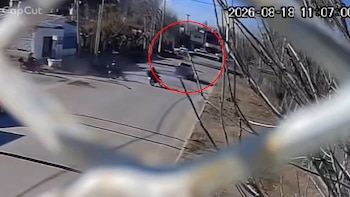 Captura de pantalla de video de seguridad que muestra una calle, un automóvil, dos motocicletas, un cerco metálico. Marca CapCut y fecha 2026-08-18