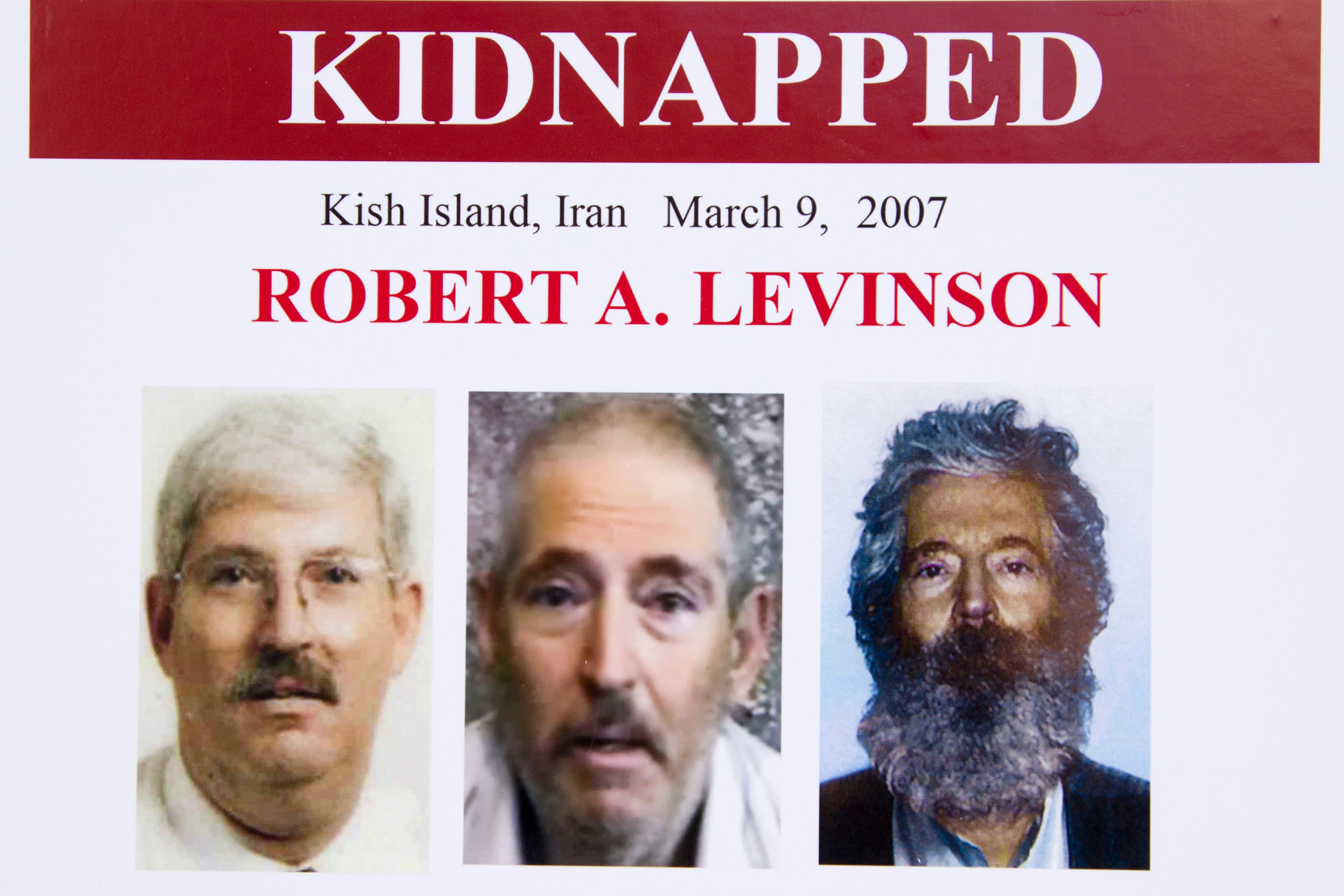 Póster del FBI con imágenes del exagente Robert Levinson, desaparecido en Irán en 2007. Washington concluyó en 2020 que el gobierno iraní estuvo implicado en su presunta muerte. (AP Foto/Manuel Balce Ceneta, archivo)