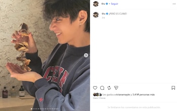 Captura de pantalla de una publicación de Instagram donde un joven sonríe mientras sostiene una brocheta de pescado disecado