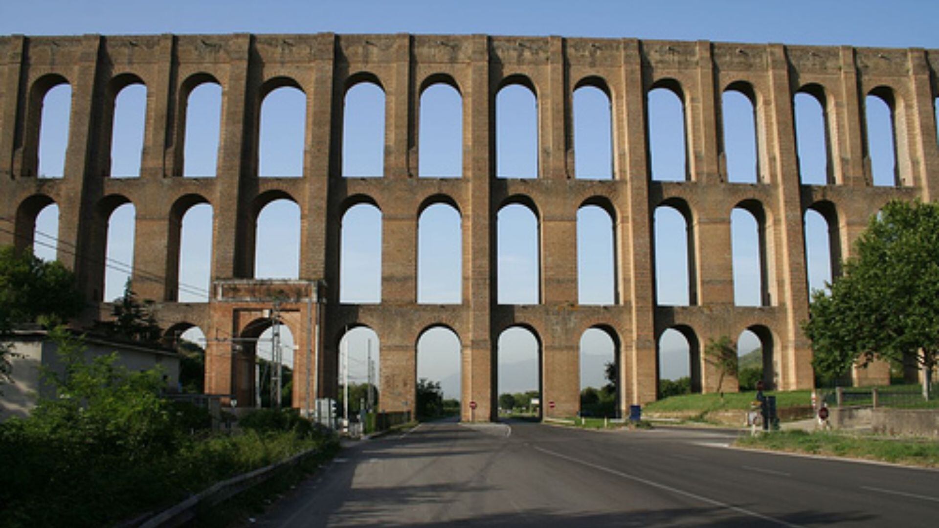 El Acueducto Carolino, obra maestra de Luigi Vanvitelli, destaca como uno de los monumentos hidráulicos más impresionantes de Europa (foto: Wikipedia)