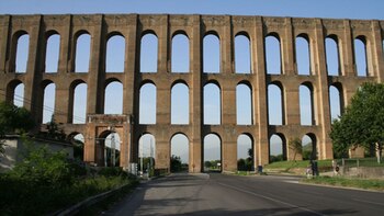 El Acueducto Carolino, obra maestra