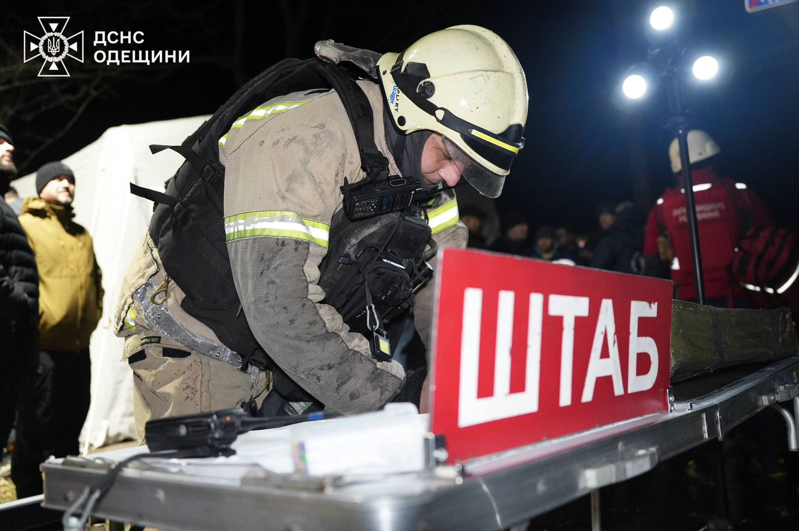 Agente del Servicio Estatal de Emergencias de Ucrania actuando en medio del ataque ruso a Ucrania (Facebook)