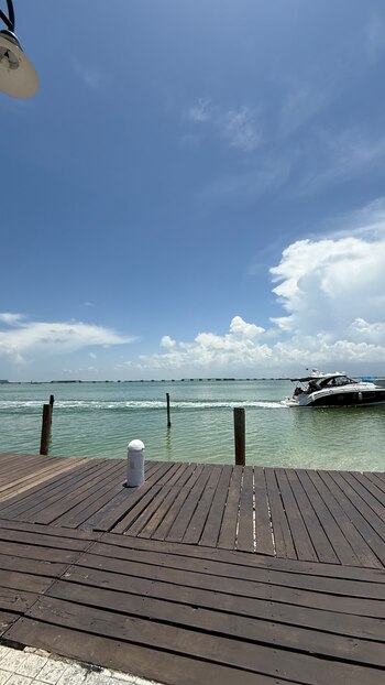 Una de las postales que