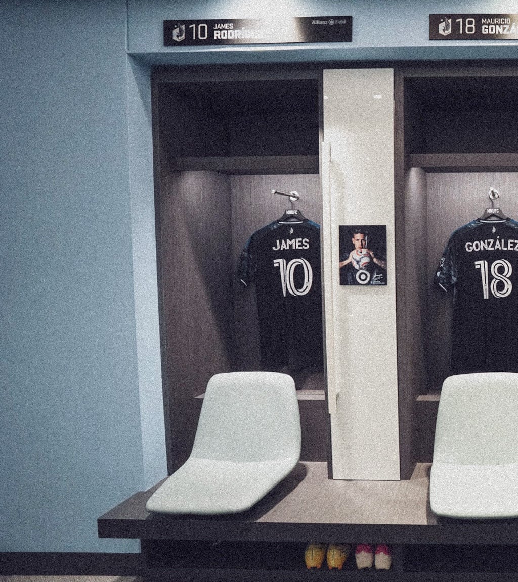 El vestuario del Minnesota United muestra las camisetas de los jugadores James Rodríguez y Mauricio González - crédito Minnesota United (Minnesota United)