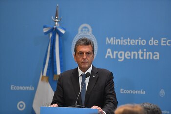 Massa finge seriedad, pero se