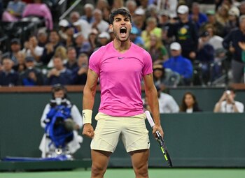 16 de marzo de 2023; Indian Wells, CA, EE.UU.; Carlos Alcaraz (ESP) celebra después de ganar su partido de cuartos de final derrotando a Felix Auger-Aliassime (CAN) en el BNP Paribas Open en el Indian Wells Tennis Garden. Crédito obligatorio: Jayne Kamin-Oncea-USA TODAY Sports