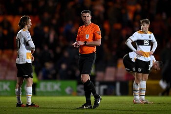 El árbitro debió correr para