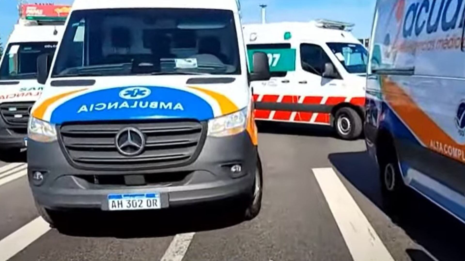 El operativo incluyó varias ambulancias para la asistencia de las víctimas del choque.